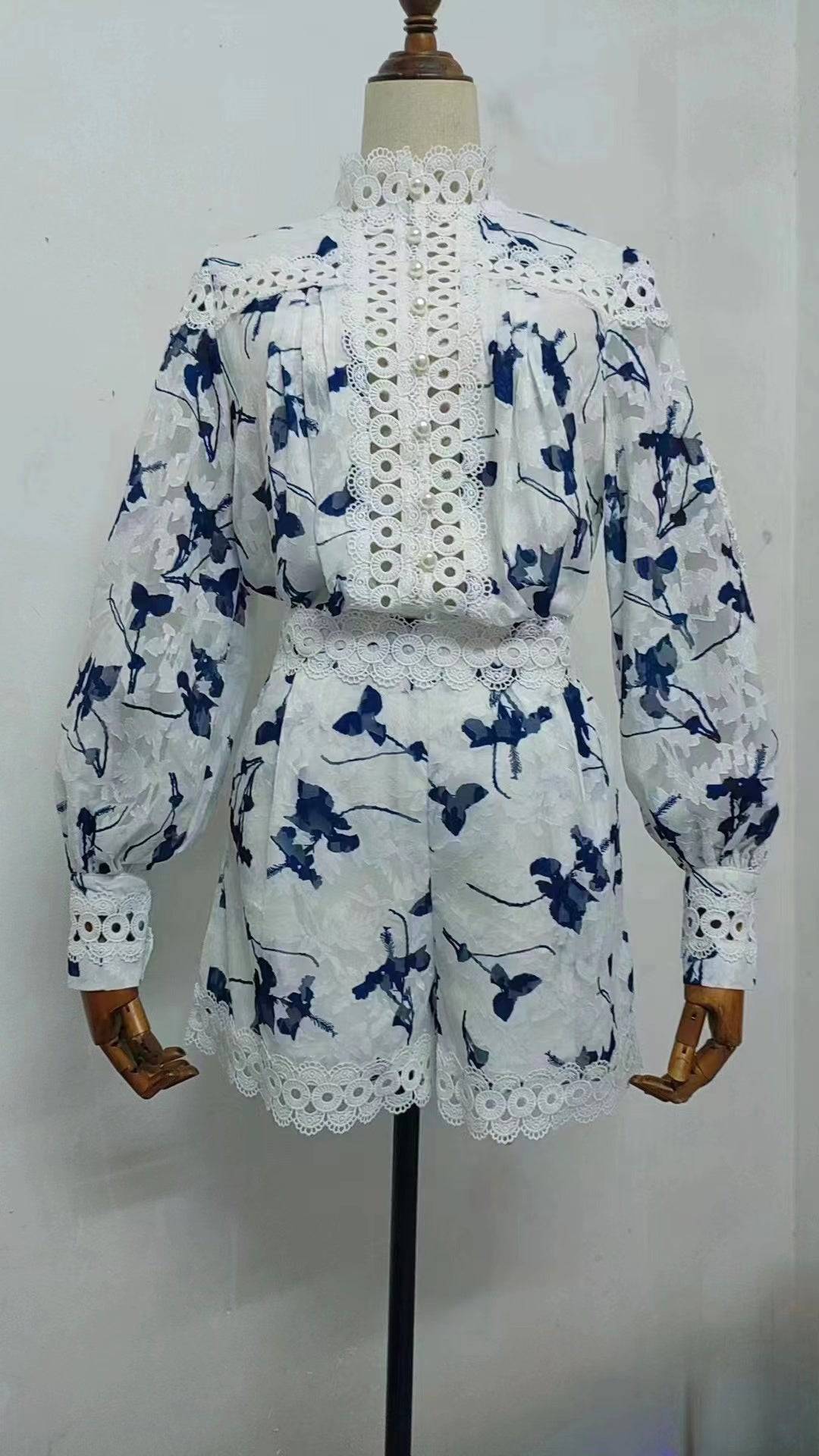 {{ product_title }} – Exklusive Damenmode für besondere Anlässe | HotFashionista.de