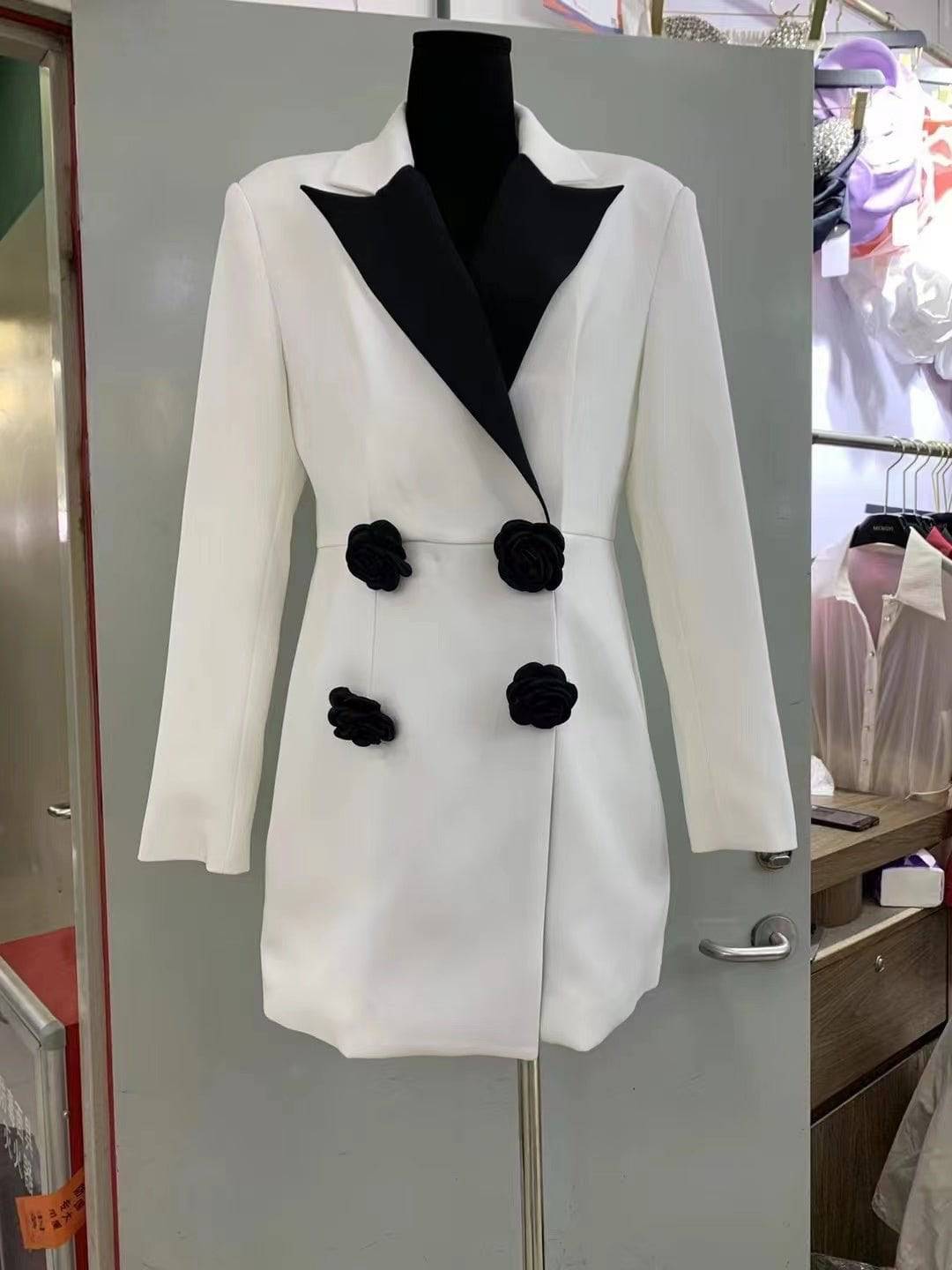 {{ product_title }} – Exklusive Damenmode für besondere Anlässe | HotFashionista.de