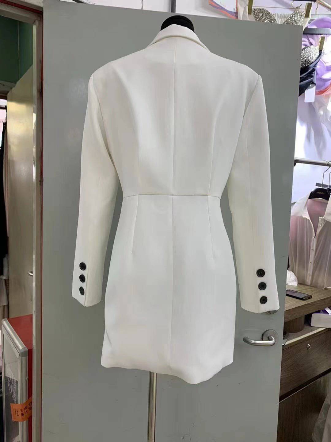 {{ product_title }} – Exklusive Damenmode für besondere Anlässe | HotFashionista.de