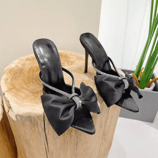 Produktbild von Elegantes Bandage-Maxikleid mit Diamanten – Bodenlang & Quadratkragen in Black, erhältlich bei Hot Fashionista