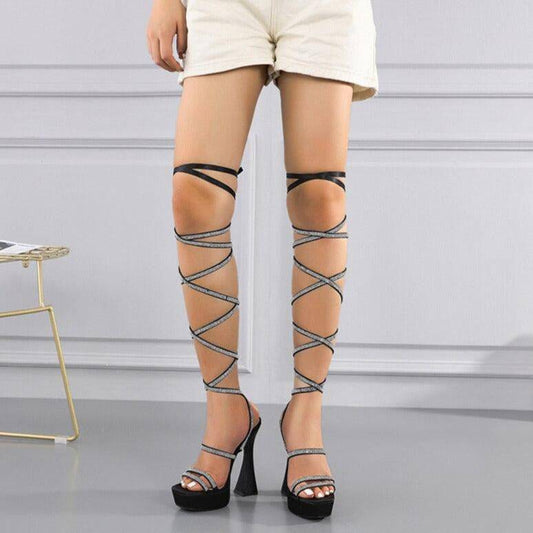 Produktbild von Elegantes Bandage-Maxikleid mit Diamanten – Bodenlang & Quadratkragen in Black, erhältlich bei Hot Fashionista