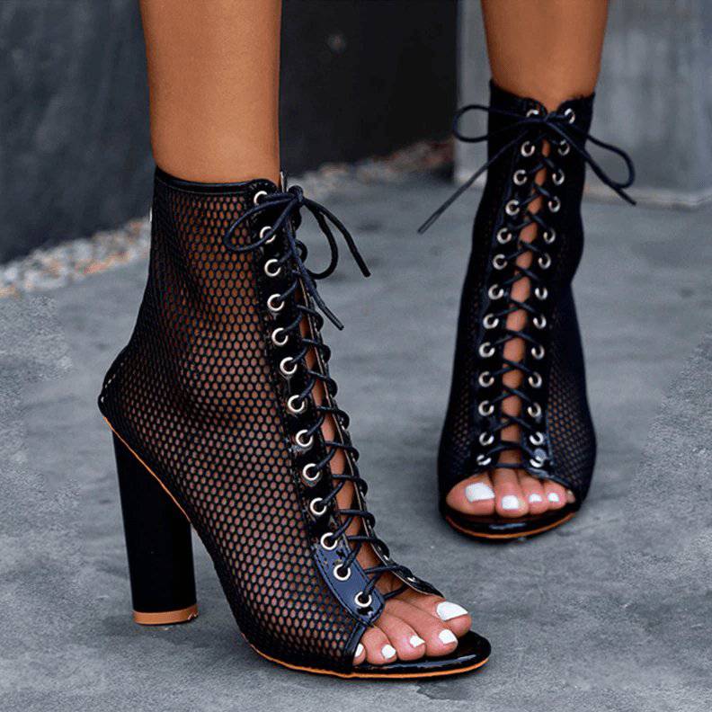 Produktbild von Elegantes Bandage-Maxikleid mit Diamanten – Bodenlang & Quadratkragen in Black, erhältlich bei Hot Fashionista