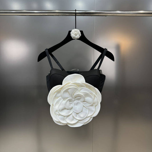 Produktbild von Elegantes Bandage-Maxikleid mit Diamanten – Bodenlang & Quadratkragen in White, erhältlich bei Hot Fashionista