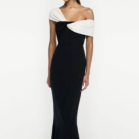 Produktbild von Elegantes Bandage-Maxikleid mit Diamanten – Bodenlang & Quadratkragen in XS, erhältlich bei Hot Fashionista